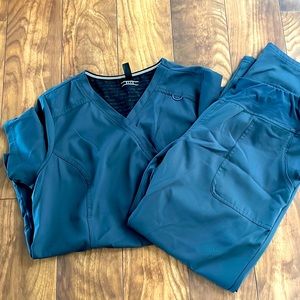 Elle medium scrub top, petite medium bottoms